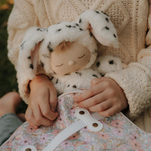 Olli Ella kolekcijos lėlės – Puppy Domino tarp kitų Cozy Dinkums draugų