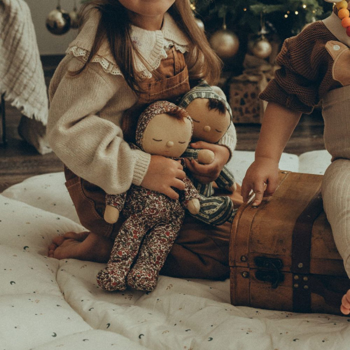 Gėlėta miegančio veido lėlė vaikų emociniam ryšiui kurti