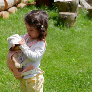 Rožinė Dinkum doll nešynė vaikui – kad mėgstamas draugas visada būtų šalia