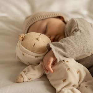Grojanti Olli Ella Lullaby Dozy Dinkum lėlė Lyra – dovanų idėja kūdikiui
