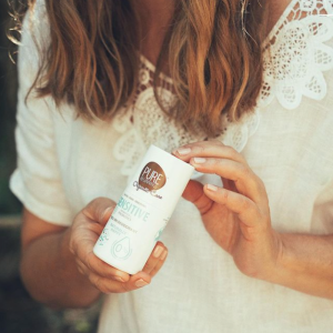 Kremo pagrindo PURE BEGINNINGS Sensitive dezodorantas su maitinamuoju taukmedžio sviestu ir simondsijų aliejumi (Jojoba).