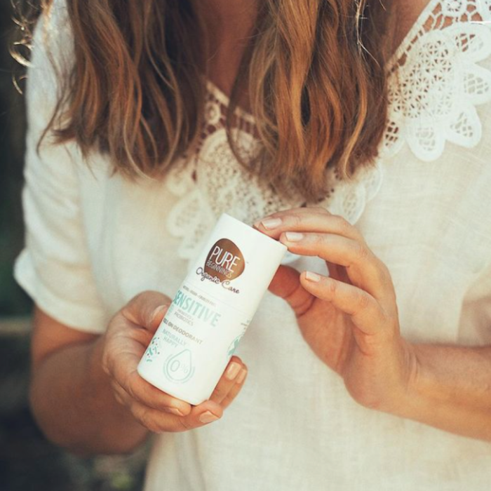 Kremo pagrindo PURE BEGINNINGS Sensitive dezodorantas su maitinamuoju taukmedžio sviestu ir simondsijų aliejumi (Jojoba).